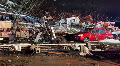 Las comunidades de Missouri enfrentan un largo camino hacia la recuperación después de que una tormenta arrasó casas y dejó al menos 5 personas muertas